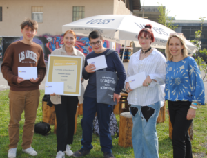 Jugendliche aus dem Jugendzentrum Graf Hugo und Stadträtin Gudrun Petz-Bechter mit der Urkunde des Climate Action Awards